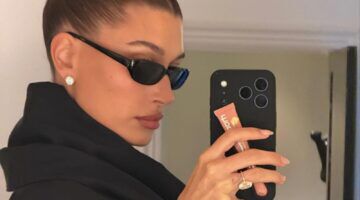 Hailey Bieber met haar nieuwe Rhode-hoesje.