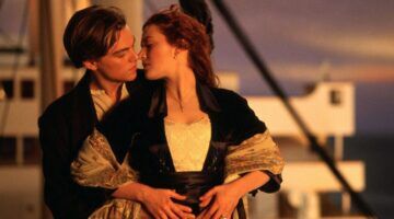 Jack en Rose in elkaars armen op de Titanic.