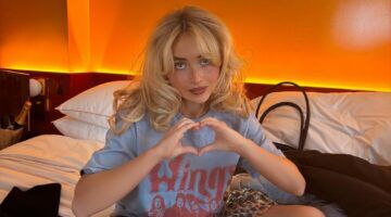 Sabrina Carpenter maakt een hartje naar de camera.