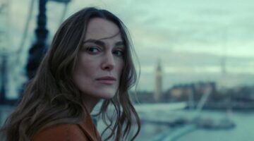 Vrouw kijkt achterom.