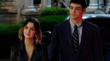 Meisje en jongen staan buiten naast elkaar.