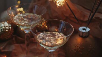 Twee glazen champagne op tafel.