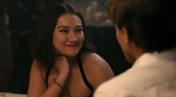 Een jonge vrouw kijkt verliefd naar de man tegenover haar.