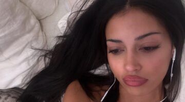 Cindy Kimberly luistert naar muziek in bed.