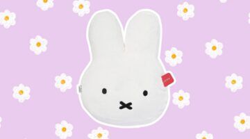 Foto van Nijntje-warmtekussen van HEMA, voor een paarse bloemetjesachtergrond.