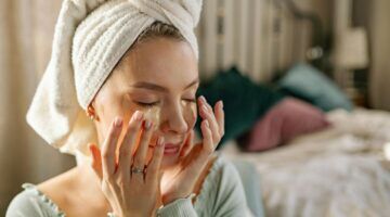 Een vrouw verzorgt haar wallen in haar slaapkamer.