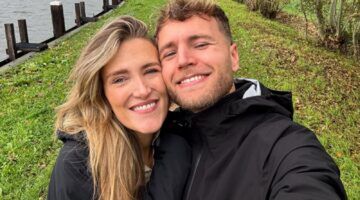 Suzan en Freek poseren voor een selfie.