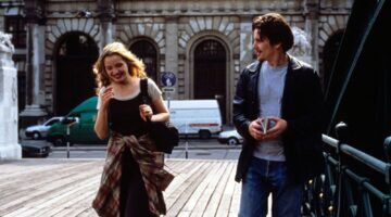 Een koppel loopt door de stad.