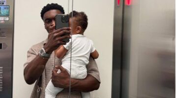 Defano Holwijn poseert voor een selfie samen met zijn kindje.