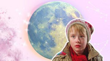 Kevin Mccallister van Home Alone met een roze achtergrond en planeten.