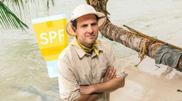 Tobias uit Expeditie Robinson met een zonnebrand sticker op de achtergrond.
