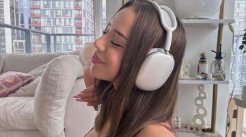 Foto van influencer Fernanda Ramirez met koptelefoon op.