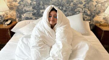 Meisje onder de deken met oogmaskertjes op.