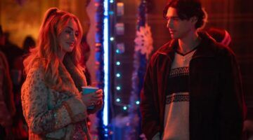 Twee mensen praten op een feestje.