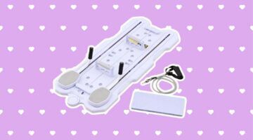 Reformer pilates board van Action voor paarse achtergrond met hartjes.