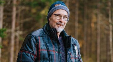 Robin uit Winter Vol liefde poseert voor een foto.