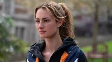 Een jonge vrouw rent door een park.