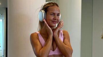 Een influencer staat in de sportschool.