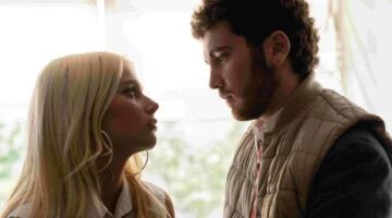 Een man en vrouw kijken elkaar aan.