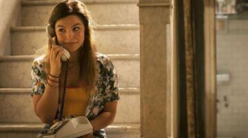 Meisje met telefoon in haar hand.