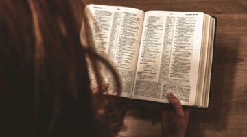 Meisje leest een woordenboek.