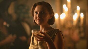 Een meisje met een drankje in haar hand