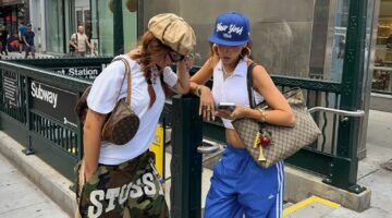 Twee meiden in een streetstyle-look.