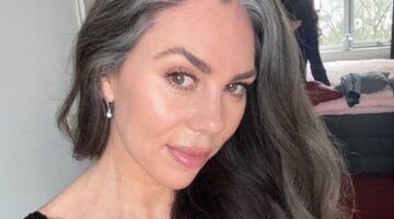 Een vrouw die poseert voor een selfie.