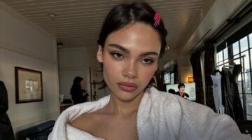 Ariana Greenblatt poseert voor een selfie.