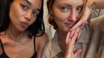 Twee vrouwen poseren voor een foto.