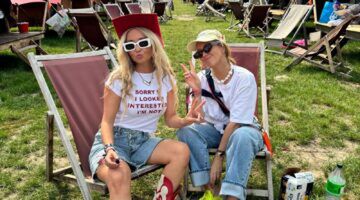 Twee meiden op de camping van Lowlands.