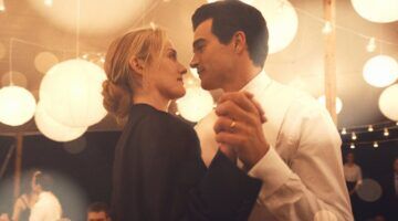 Vrouw en man die met elkaar dansen.