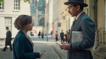 Agatha praat met een man op straat.