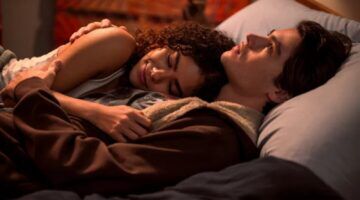 Meisje dat bij jongen op de borst ligt.