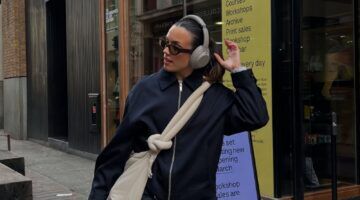 Meisje met een koptelefoon op.