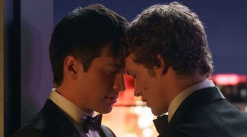 Twee mannen in pak staan met hun voorhoofden tegen elkaar aan.