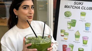 Foto van influencer Sara Faisal met een XXL matcha in haar handen.