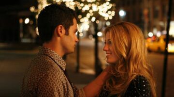 Een man en vrouw maken oogcontact met elkaar.