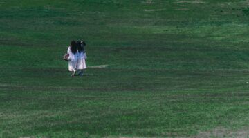 Twee vrouwen in het gras