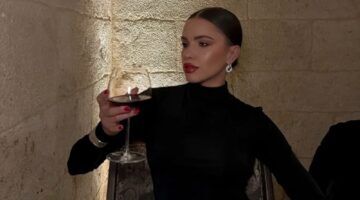 vrouw in een restaurant met een glas wijn