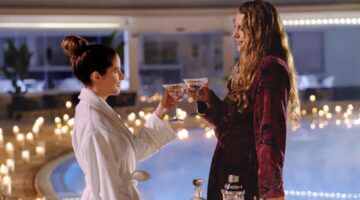 Twee vrouwen die proosten.