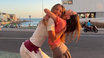 Twee meiden knuffelen elkaar.