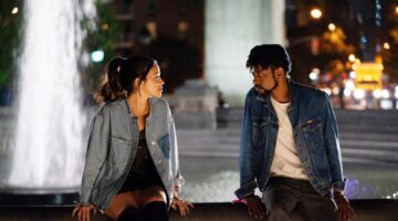 Twee exen zitten naast elkaar bij een fontein.