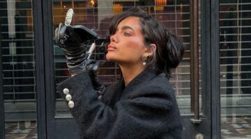 Foto van een vrouw die haar make-up bijwerkt in de spiegel.