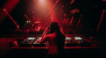 Vrouwelijke DJ.