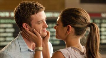 Een koppel kijkt verliefd naar elkaar. De vrouw heeft het hoofd van de man in haar handen. Ze knijpt in zijn wangen.