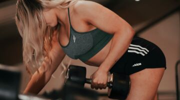 Meisje doet een work-out.