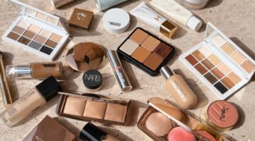 make-up producten op tafel