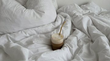 Dekbed met koffie.