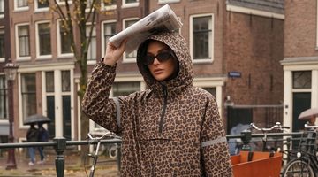 HEMA verkoopt een panterprint-regenjas die stiekem op de nieuwe collectie van GANNI lijkt